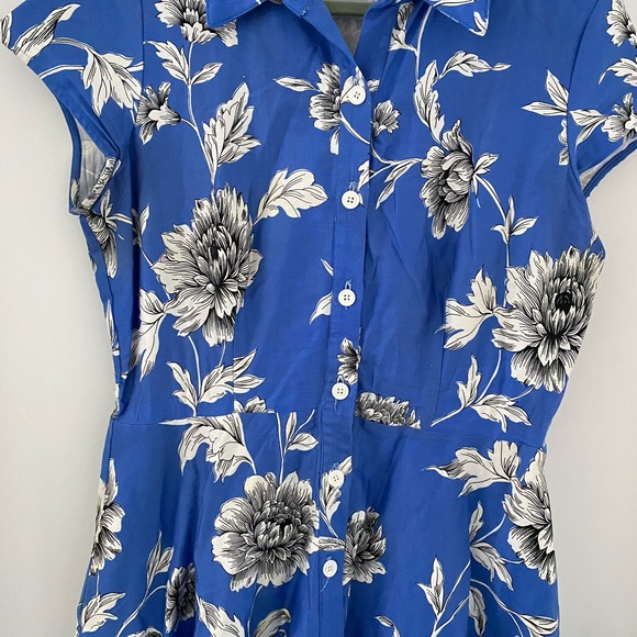 💙🤍Blue Floral Dress with button front - Picture 4 of 7